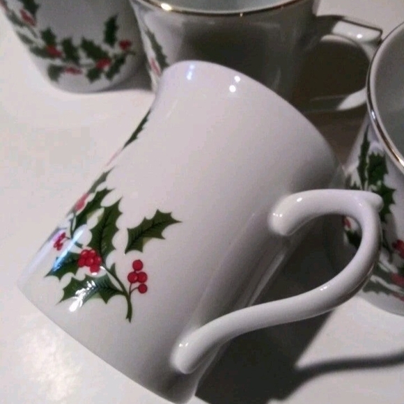 VTG 4 Elegant Fine China Holly/Berries Gold Trimmed Rim/ Handle 6 oz Cup Mugs - Picture 4 of 9